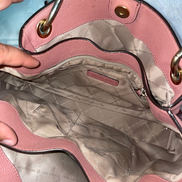 Micheal Kors Purse - Picture 6 of 8